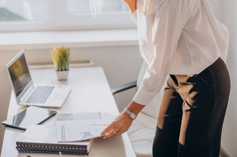 Polacy kurczowo trzymają się etatów. Czym jest zjawisko „job hugging”?